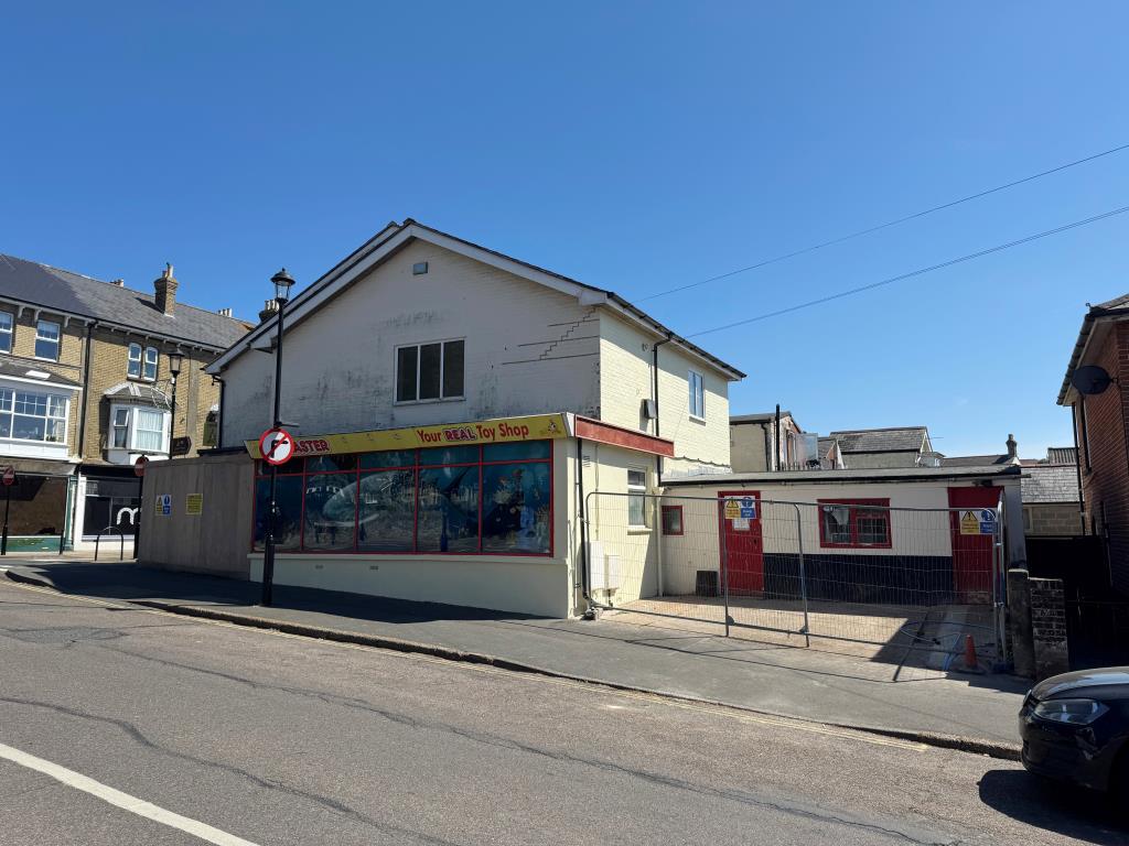 Lot: 66 - FREEHOLD TOWN CENTRE INVESTMENT - The Return Frontage of the Building